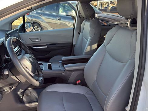 Used 2023 Toyota Sienna XLE image 6