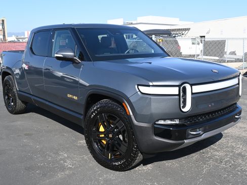 Used 2023 Rivian R1T Adventure image 15