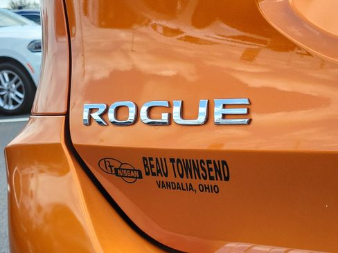 Used 2018 Nissan Rogue SL w/ Premium Package AWD/4WD image 6
