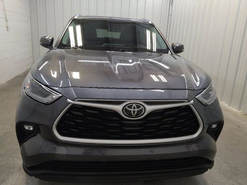 Used 2021 Toyota Highlander XLE AWD/4WD image 14
