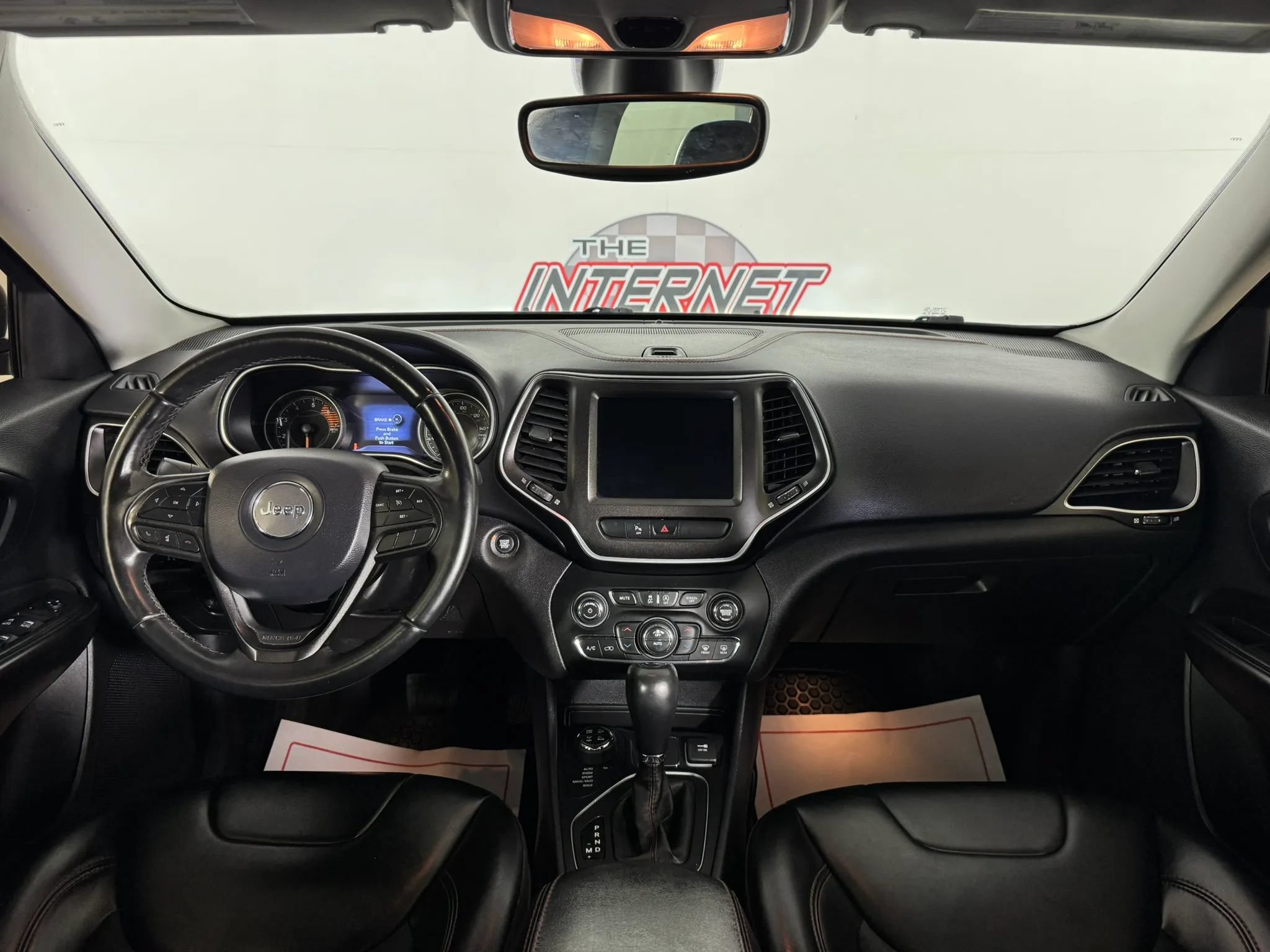 Used 2019 Jeep Cherokee Trailhawk AWD/4WD image 11