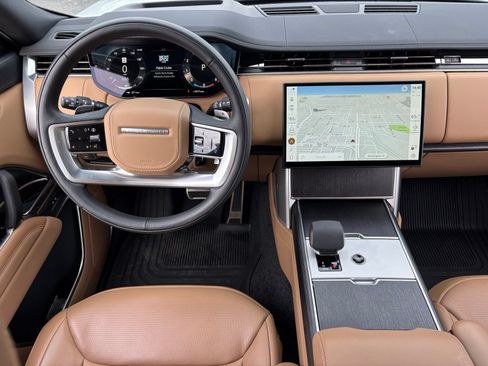 Used 2025 Land Rover Range Rover SE AWD/4WD image 3