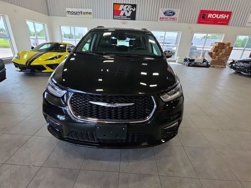 Used 2023 Chrysler Pacifica Limited FWD image 3