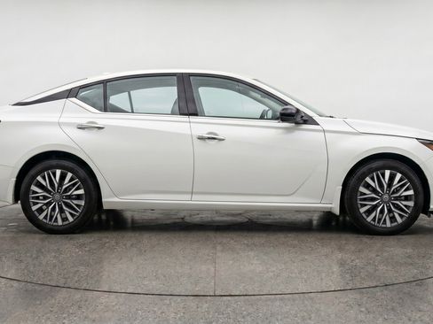 Used 2025 Nissan Altima 2.5 SV FWD image 11