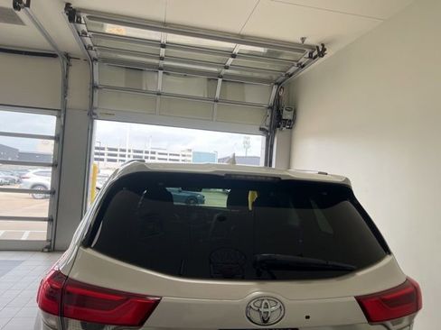 Used 2019 Toyota Highlander XLE FWD image 9