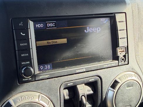 Used 2018 Jeep Wrangler Unlimited Sahara image 30