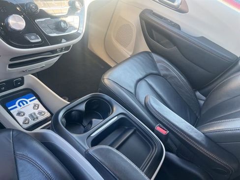 Used 2017 Chrysler Pacifica Touring-L image 14