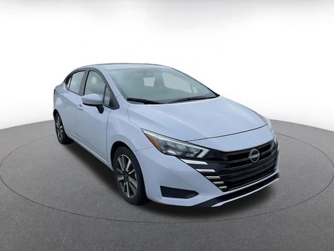 Used 2025 Nissan Versa SV image 3