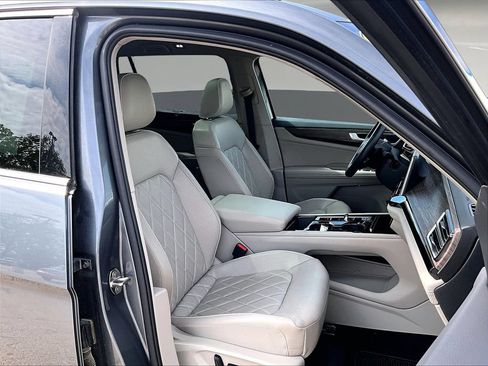 Used 2024 Volkswagen Atlas SEL Premium R-Line AWD/4WD image 33