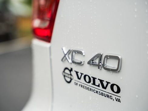 Certified 2025 Volvo XC40 B5 Ultra w/ Climate Package image 10