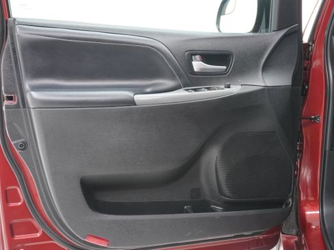 Used 2016 Toyota Sienna SE FWD image 17