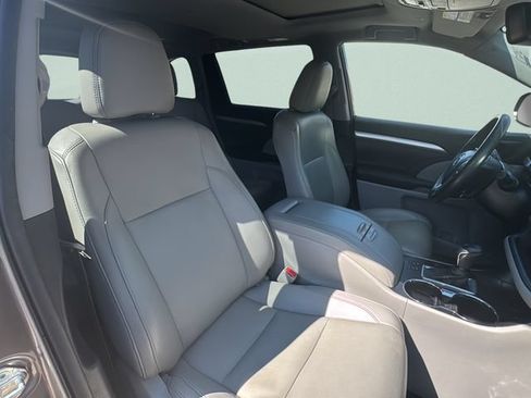Used 2019 Toyota Highlander XLE AWD/4WD image 19
