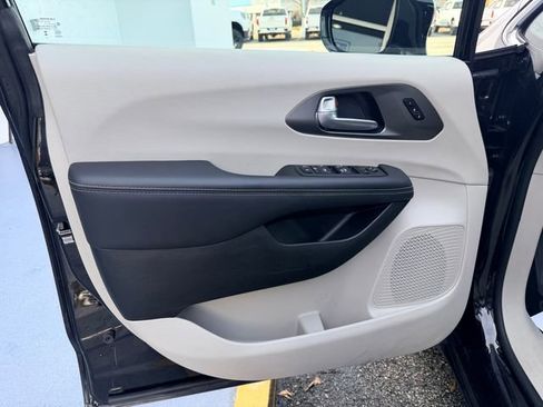 Used 2024 Chrysler Pacifica Touring-L image 10