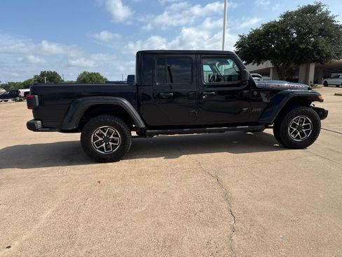 Used 2024 Jeep Gladiator Rubicon AWD/4WD image 8
