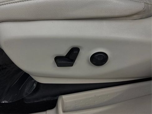 Used 2017 Chrysler Pacifica Touring-L w/ Tire & Wheel Group FWD image 24