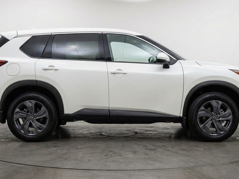 Used 2025 Nissan Rogue SV image 11