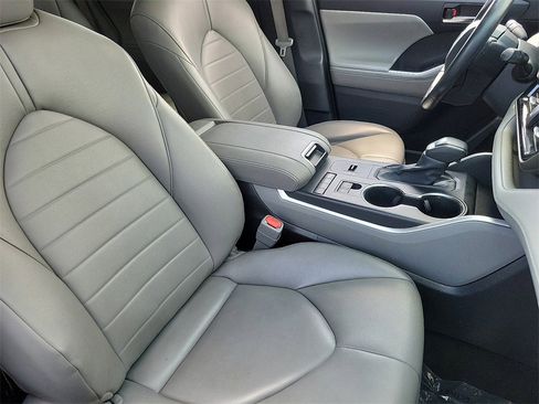 Used 2022 Toyota Highlander XLE image 23