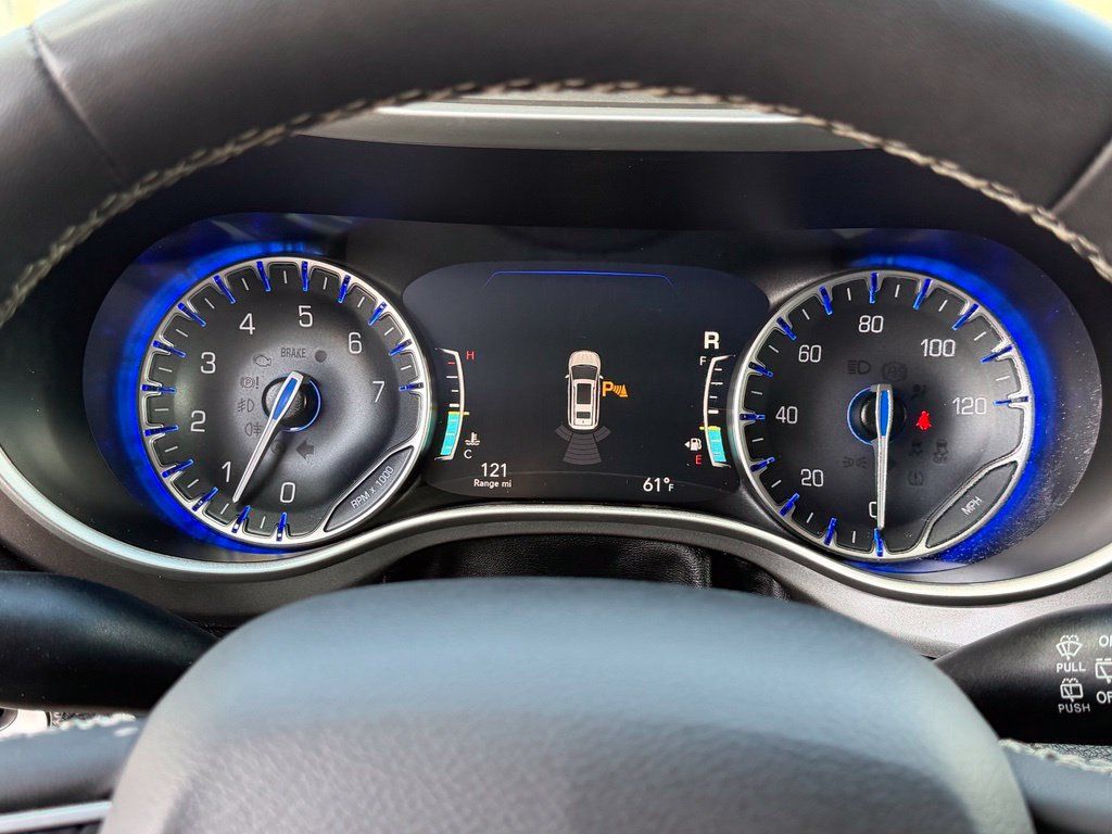 Used 2024 Chrysler Pacifica Touring-L FWD image 31