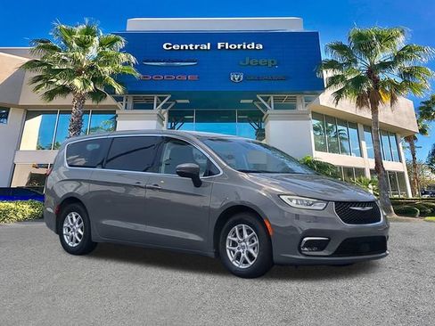 Used 2023 Chrysler Pacifica Touring-L FWD image 2