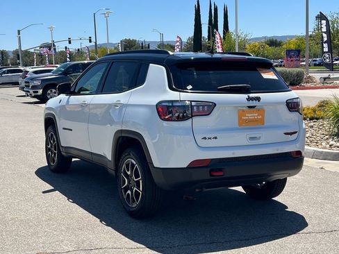 Certified 2025 Jeep Compass Trailhawk AWD/4WD image 3