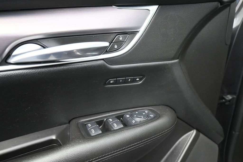 Used 2017 Cadillac XT5 Premium Luxury FWD image 2