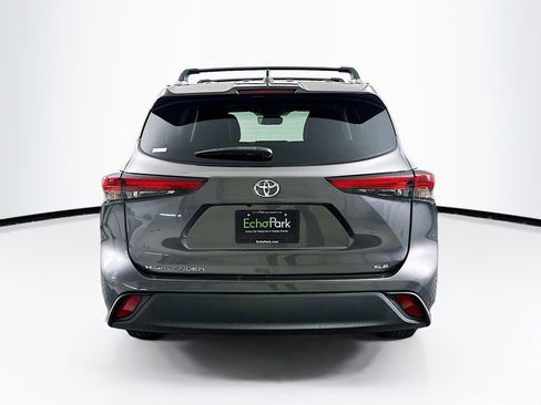 Used 2021 Toyota Highlander XLE image 7