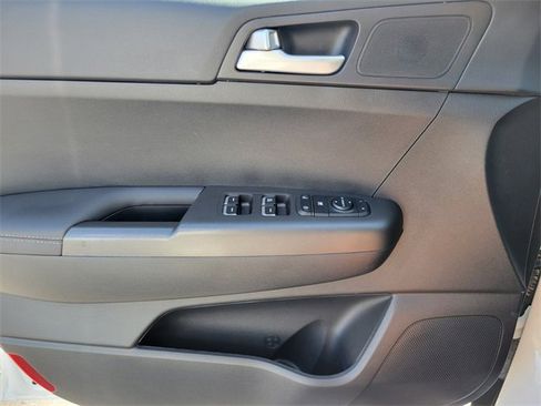 Used 2022 Kia Sportage LX image 16
