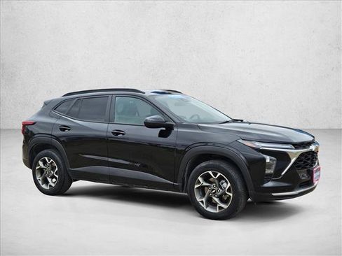 Used 2025 Chevrolet Trax LT image 3