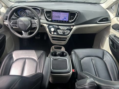 Used 2023 Chrysler Pacifica Touring-L FWD image 27