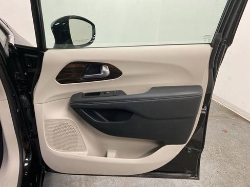 Used 2024 Chrysler Pacifica Limited image 29