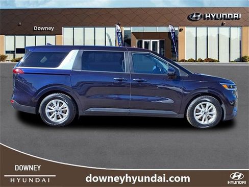 Used 2024 Kia Carnival LX image 4