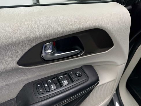 Used 2021 Chrysler Voyager LX FWD image 15