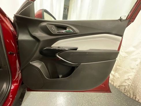 Used 2025 Chevrolet Trax LT w/ LT Convenience Package FWD image 21