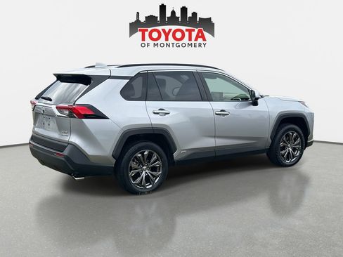 Used 2022 Toyota RAV4 XLE Premium image 3