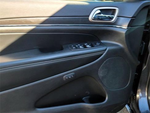 Used 2017 Jeep Grand Cherokee Limited w/ Luxury Group II image 11