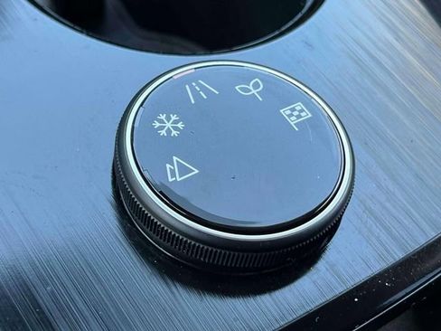 Used 2023 Nissan Rogue SV image 31