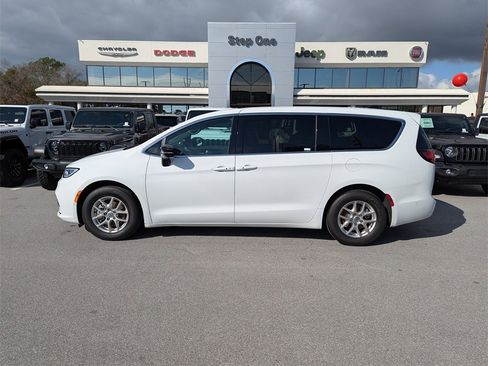 New 2025 Chrysler Pacifica Select image 8