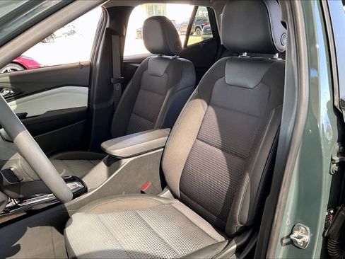 Certified 2025 Chevrolet Trax LT image 8