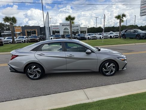 Used 2024 Hyundai Elantra Limited FWD image 3