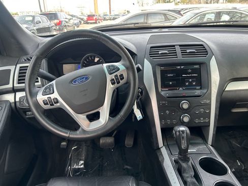 Used 2013 Ford Explorer XLT image 12