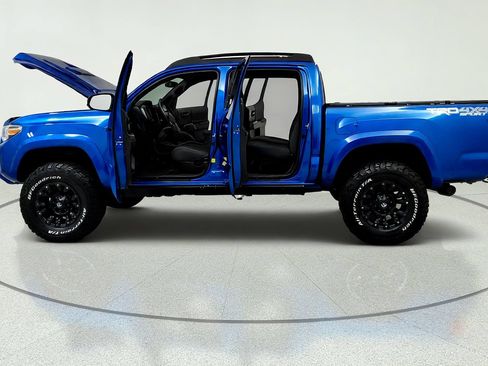 Used 2017 Toyota Tacoma TRD Sport AWD/4WD image 10