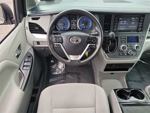 Used 2020 Toyota Sienna LE w/ Carpet Mat Package image 7
