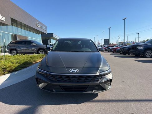 Used 2025 Hyundai Elantra Sport FWD image 2