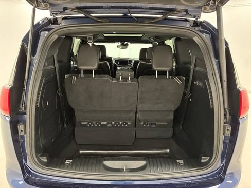 Used 2018 Chrysler Pacifica Limited FWD image 17