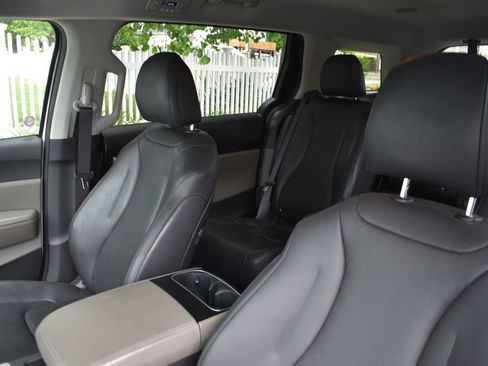 Used 2025 Kia Carnival FWD image 9
