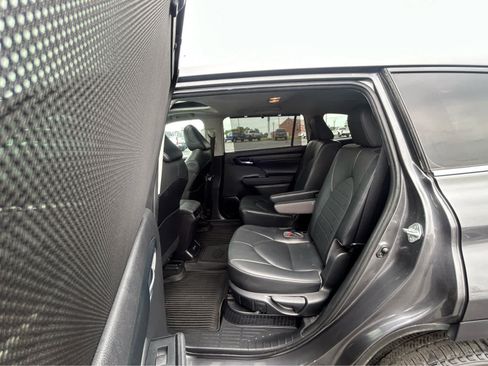 Used 2021 Toyota Highlander XLE AWD/4WD image 11