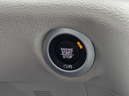 Used 2022 Chrysler Pacifica Limited FWD image 40