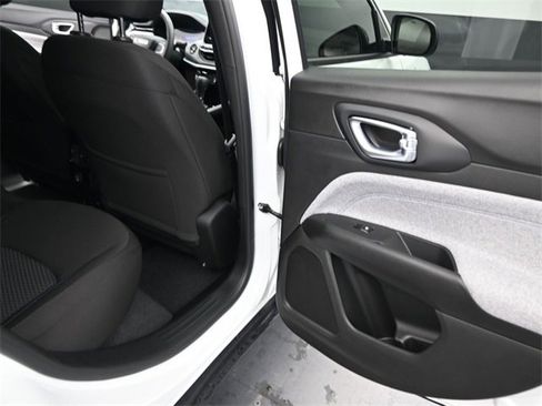 Used 2025 Jeep Compass Sport image 11