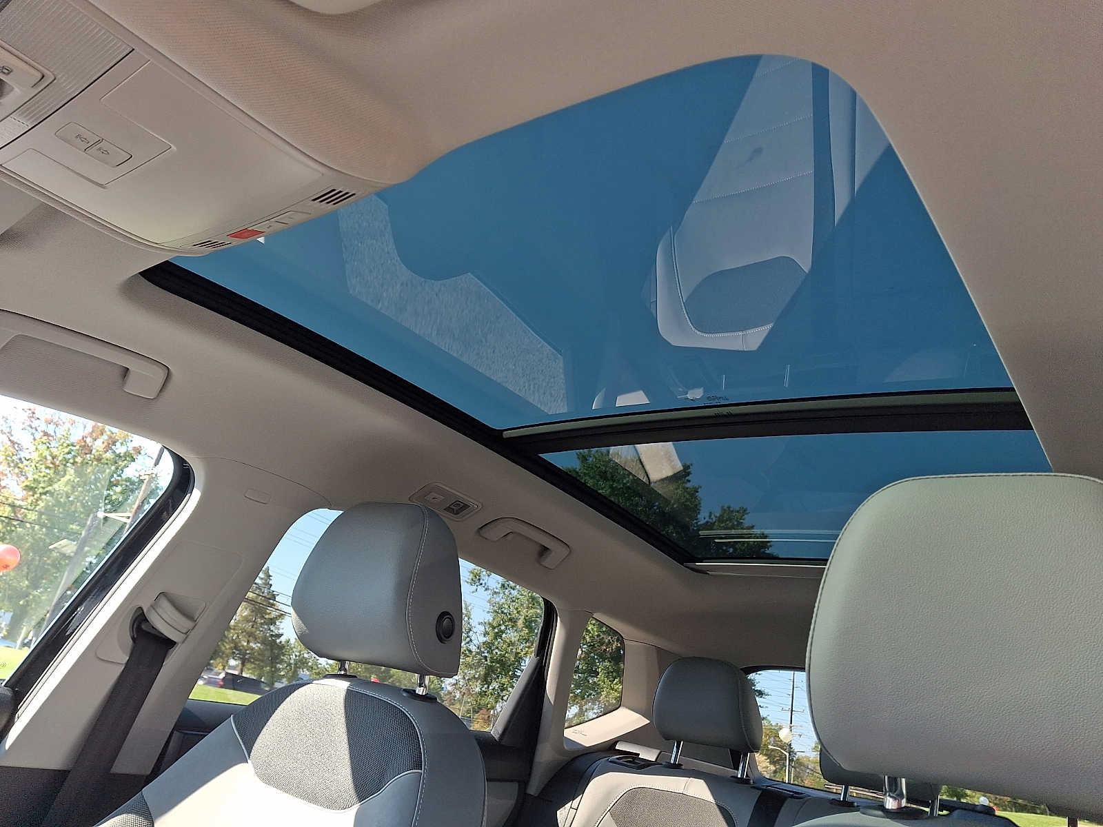 Used 2024 Volkswagen Taos SE w/ Panoramic Sunroof Package FWD image 12
