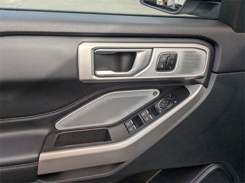 Used 2023 Ford Explorer Limited w/ Limited Technology Package image 13